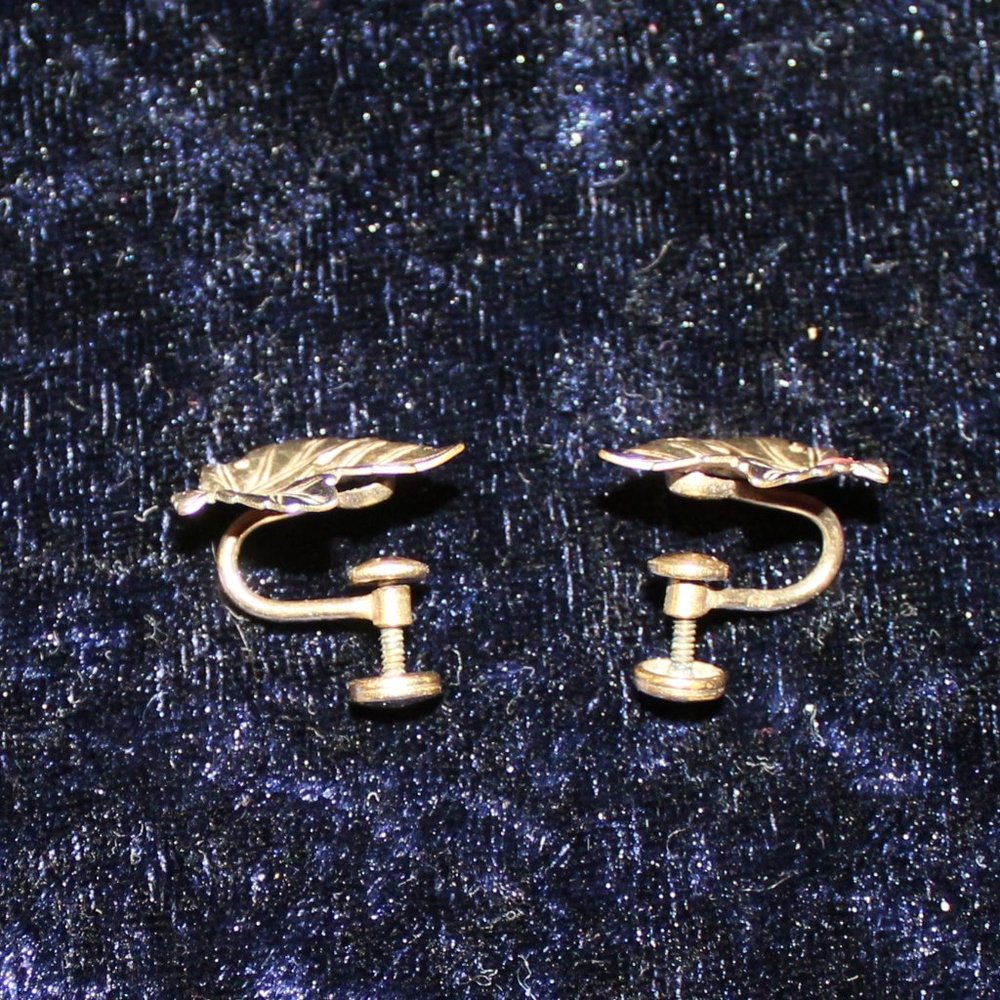 Gold toned leaves screw post earrings - Picture 3 of 3